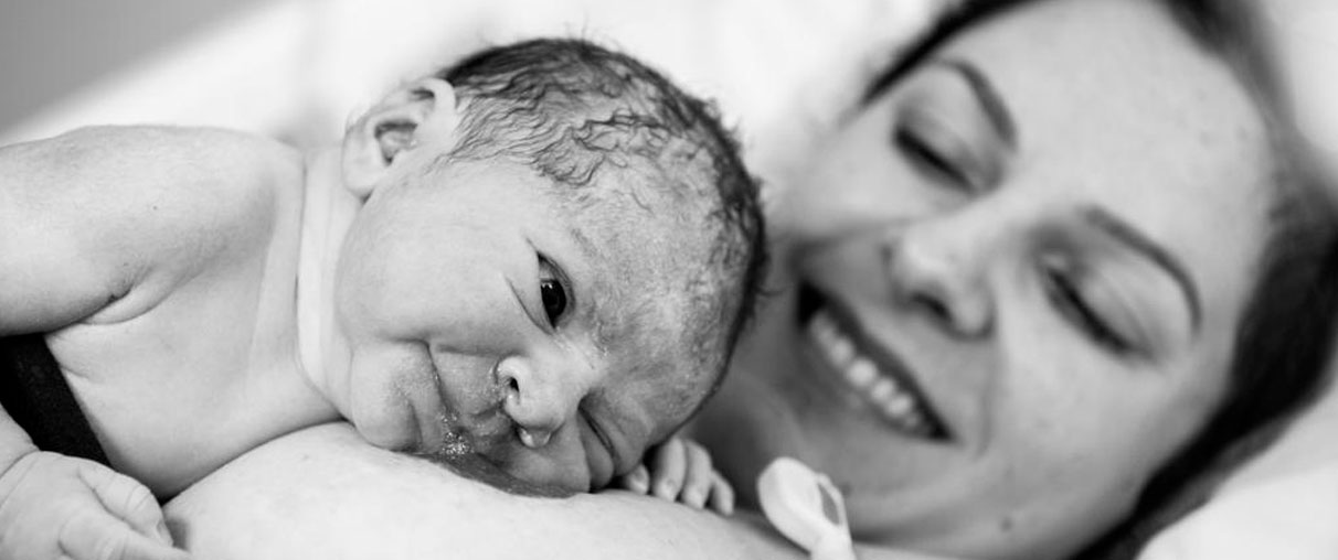 Parto normal e o primeiro contato com o bebê: veja como os primeiros instantes podem fortalecer o vinculo entre os pais e o filho
